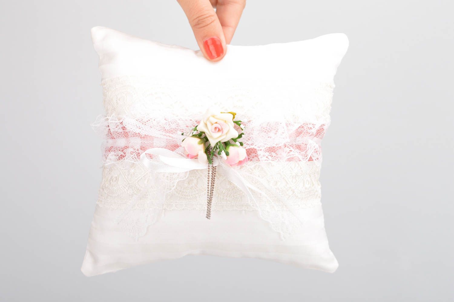 Schönes handmade Ringkissen für Hochzeit aus Baumwolle und Spitze mit Blumen foto 3
