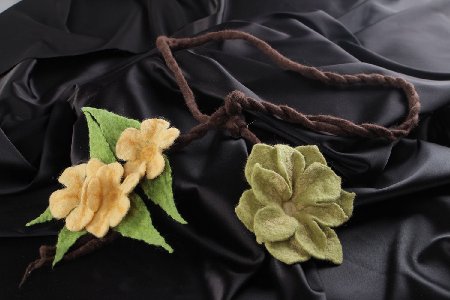 Joli collier en feutre avec fleurs original stylé fait main pour femme photo 1