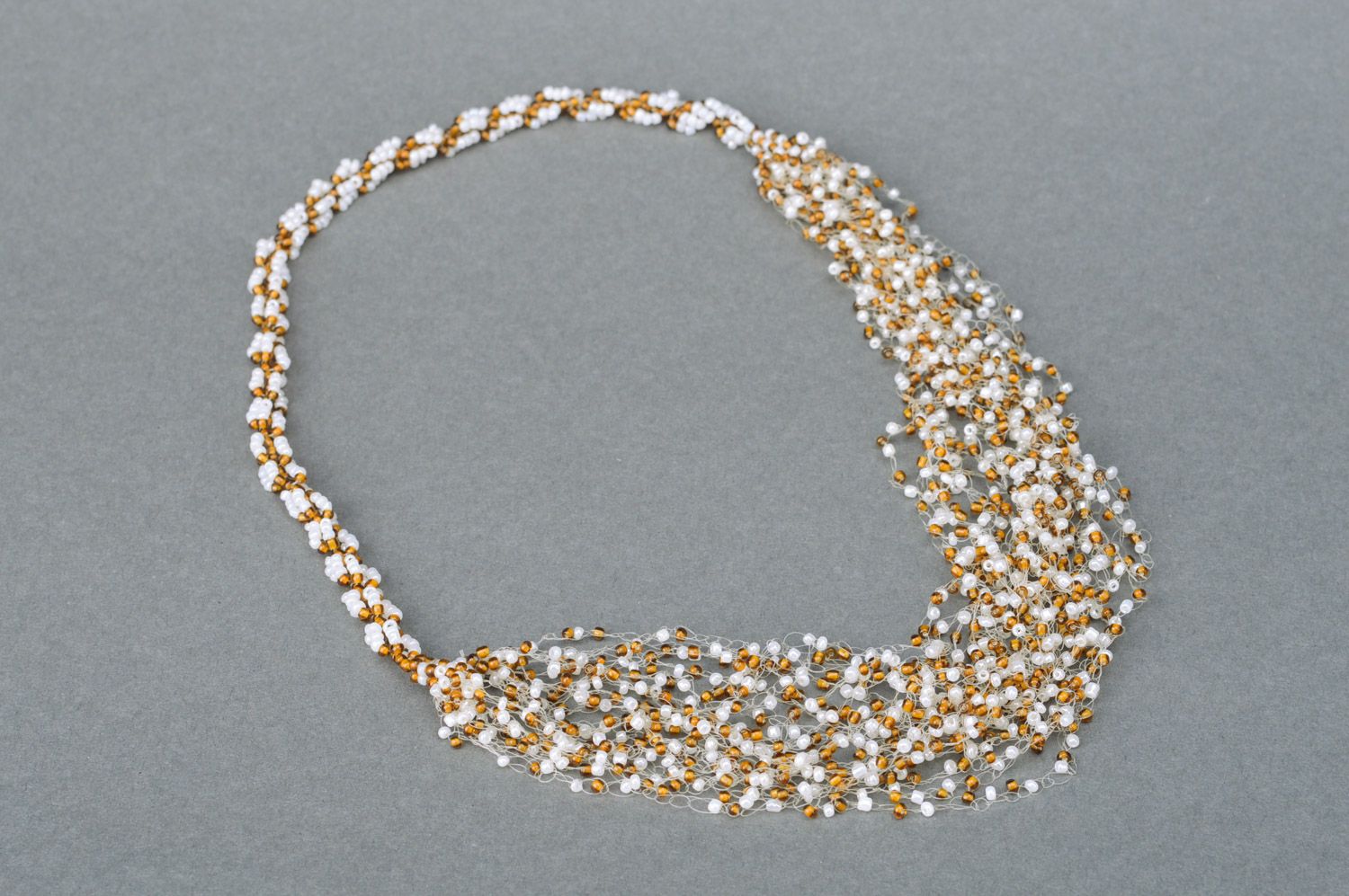 Ожерелье из чешского бисера ручной работы воздушное белое и коричневое многорядное фото 2