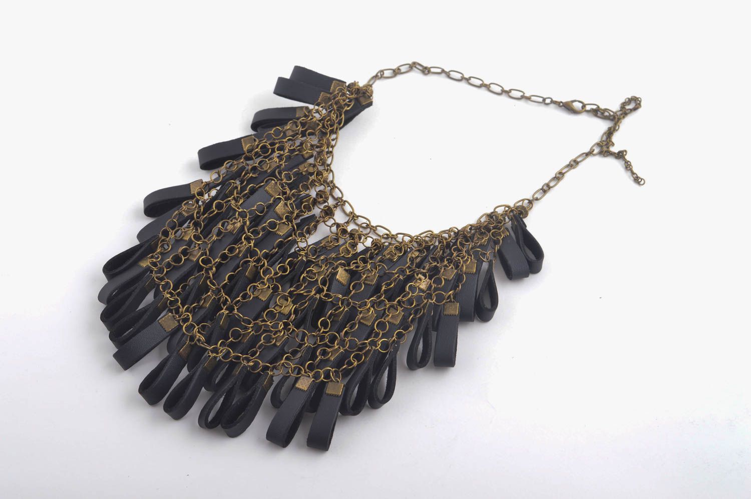 Подарок ручной работы кожаное колье черного цвета массивное ожерелье Бахрома фото 3