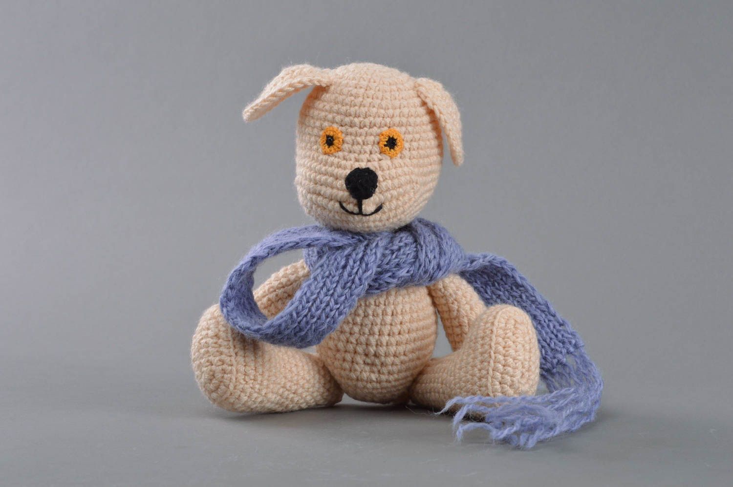 Мягкая вязаная игрушка Собака с синим шарфом в подарок ребенку ручной работы  фото 1
