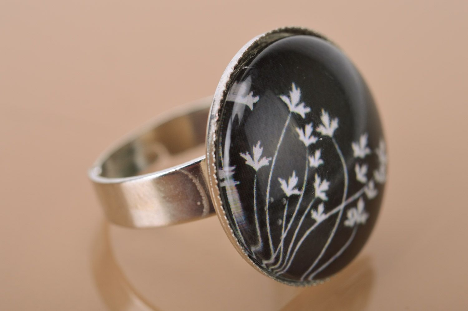Künstlerischer runder schwarz weißer handmade Ring mit Print für Frauen Blätter  foto 2