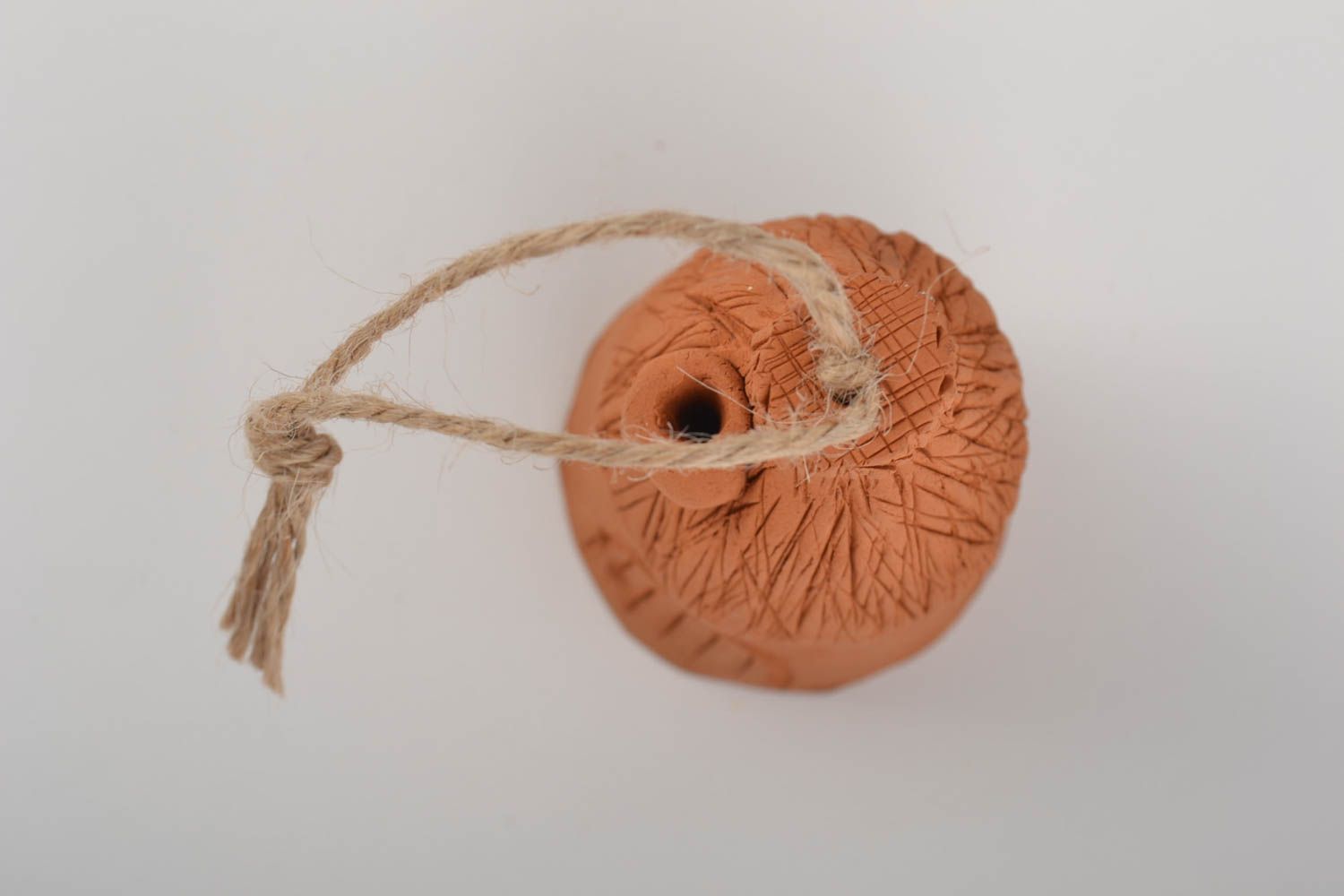 Глиняный колокольчик в виде домика подвеска на стену на шнурке ручной работы фото 5