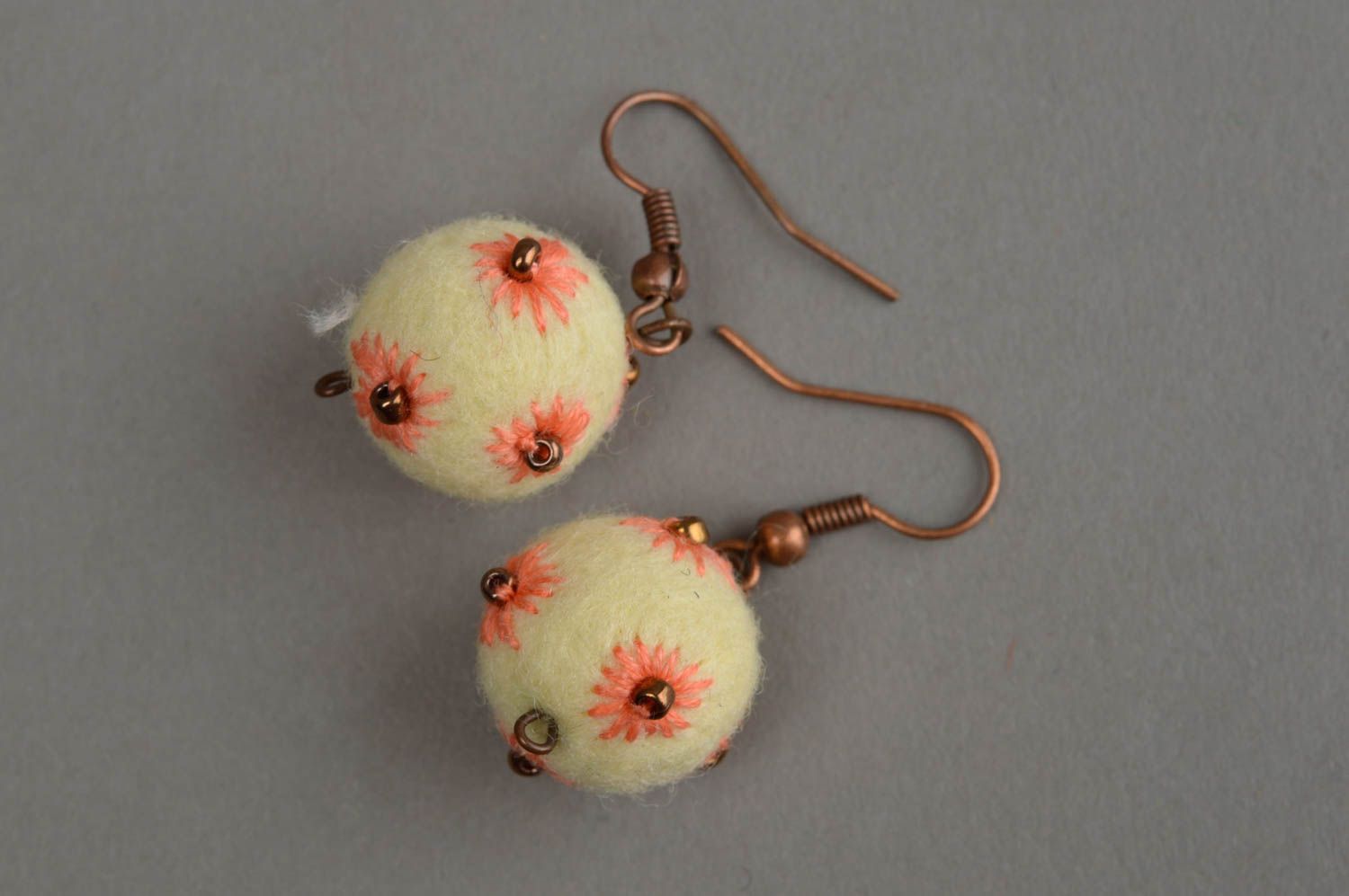 Boucles d'oreilles boules jaune pâle en laine feutrée faites main délicates photo 4