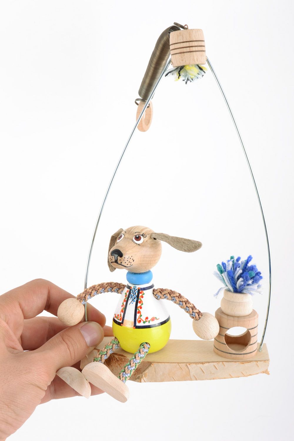 Деревянная игрушка на пружинке в виде собачки на лавочке ручной работы красочная фото 2