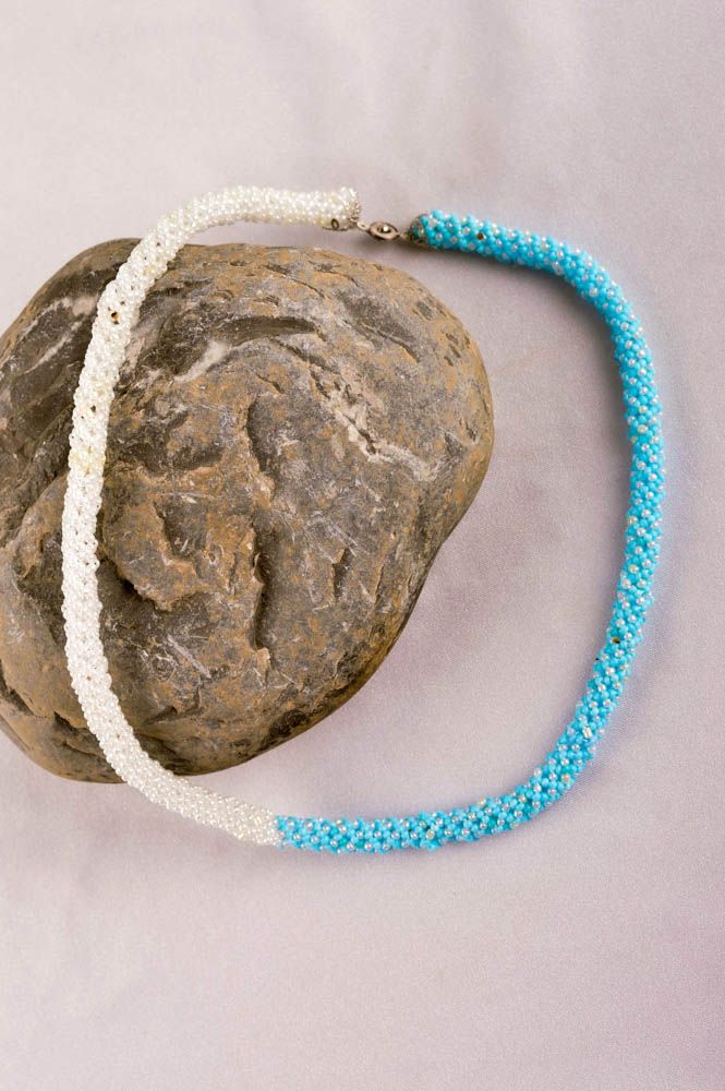 Collier en perles de rocaille Bijou fait main blanc-bleu original Cadeau femme photo 1