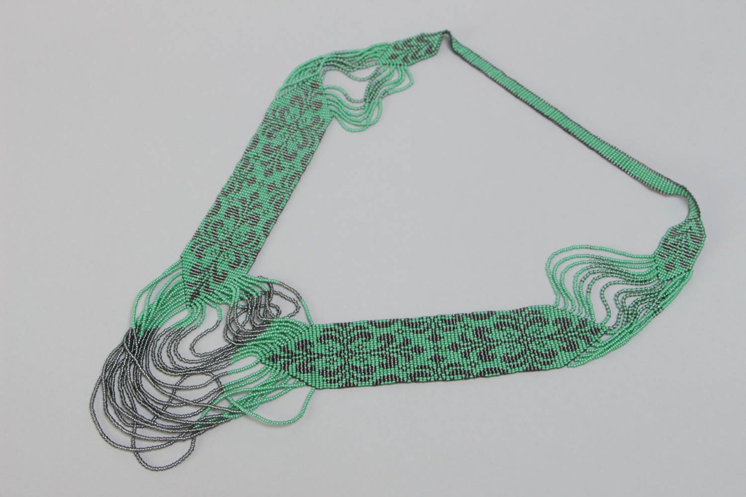 Collier en perles de rocaille tchèques ethnique vert à motif noir fait main photo 2
