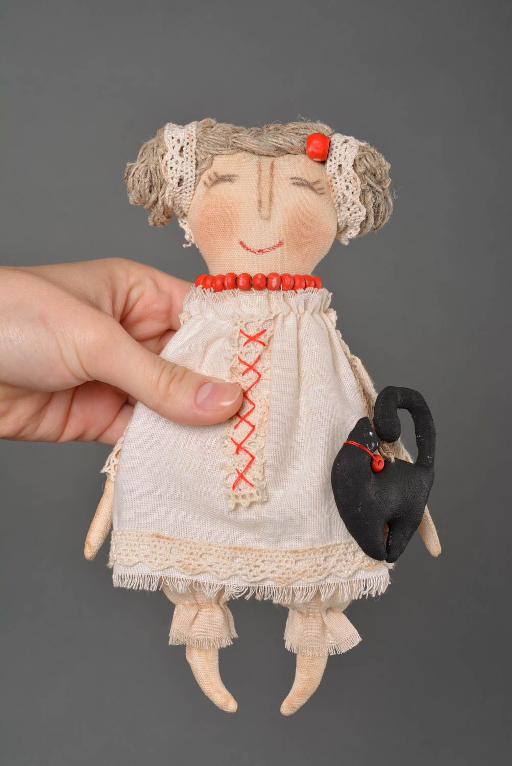 Кукла ручной работы декор для дома тряпичная кукла из бязи Девочка с любимцем фото 4