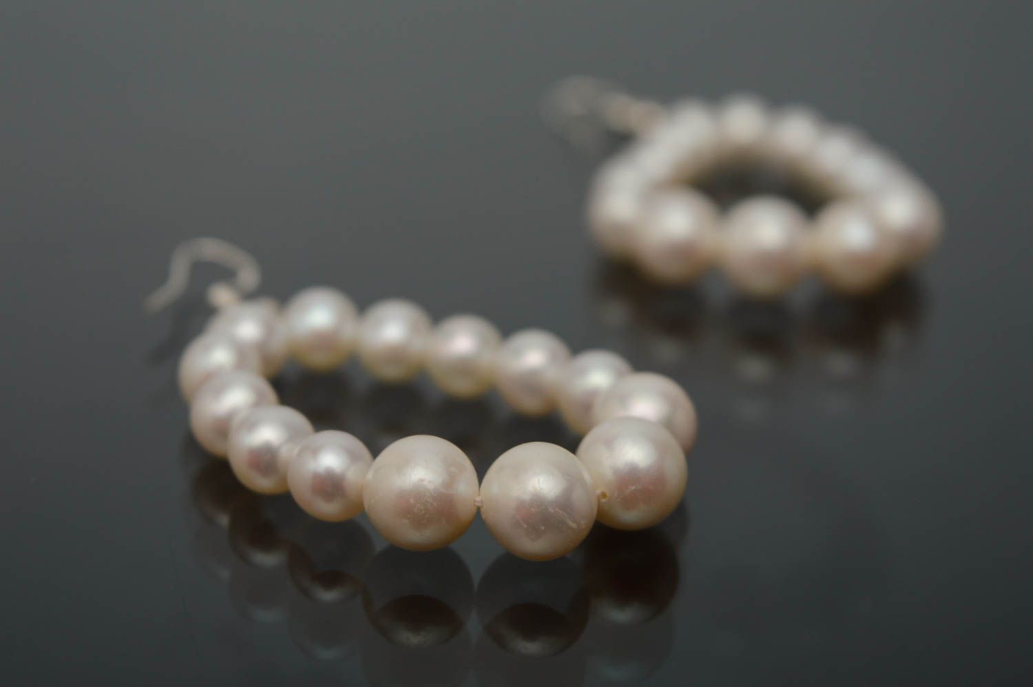 Silver earrings with pearls of white color photo 2