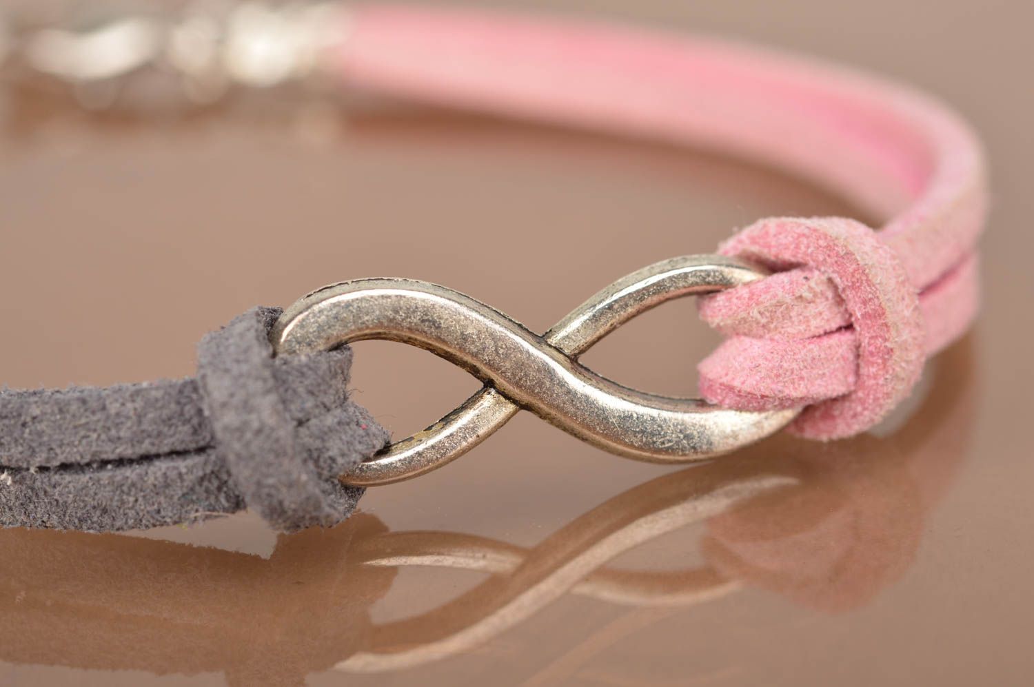 Розово серый браслет из замшевых шнурков с вставкой ручной работы женский фото 3