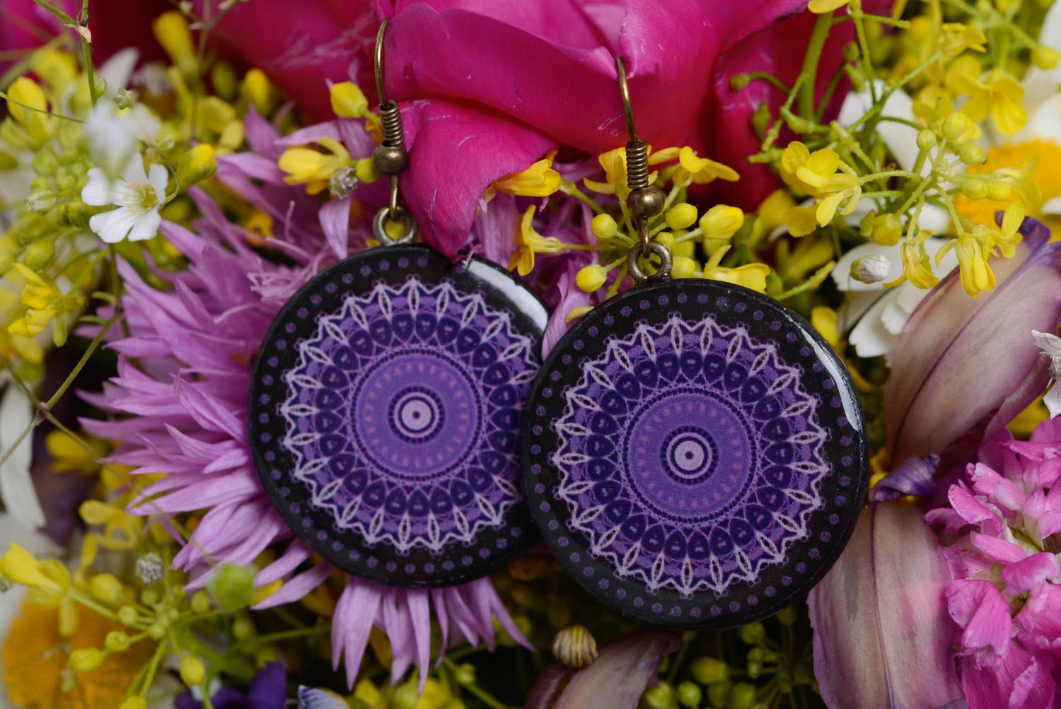 Dunkle runde Ohrringe aus Polymerton lila schwarz künstlerische Handarbeit foto 1