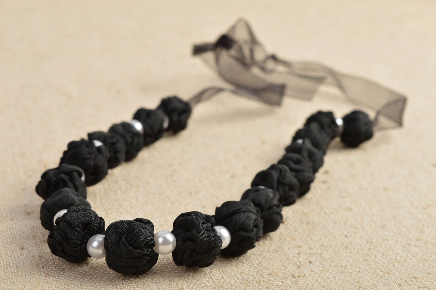 Collier textile Bijou fait main noir perles Accessoire femme design original photo 1