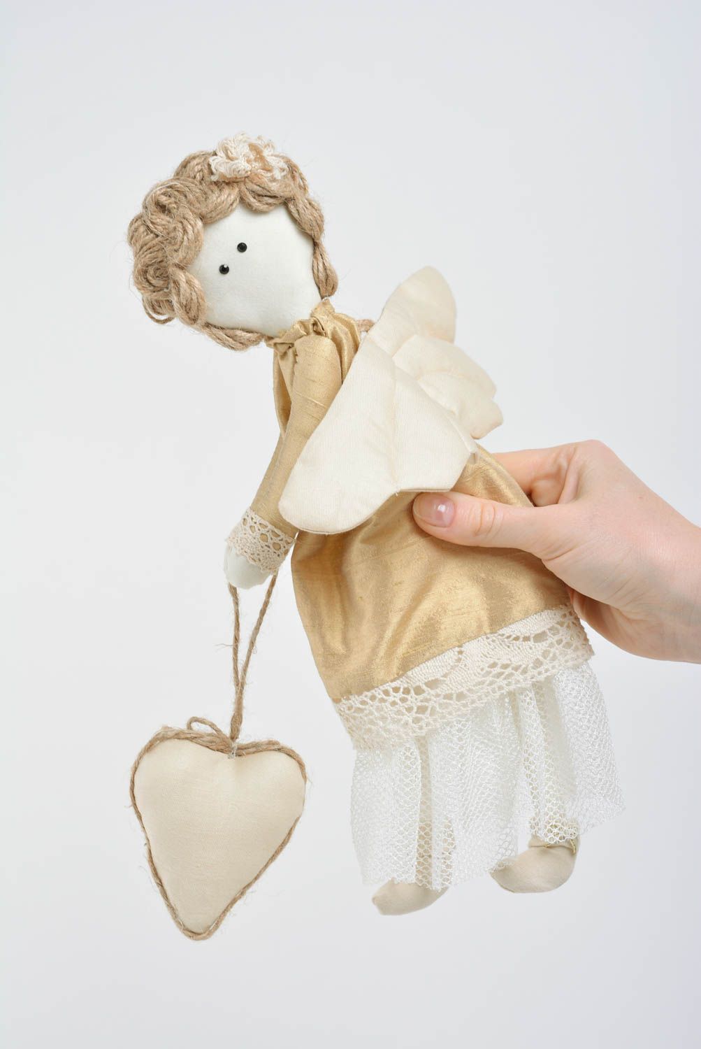 Poupée ange en tissu à suspendre faite main avec coeur décorative originale photo 3