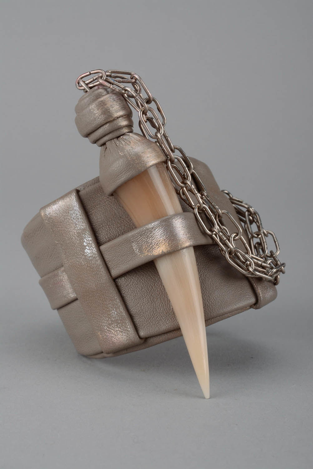 Handgemachtes Armband aus Leder mit Kuhhorn foto 1