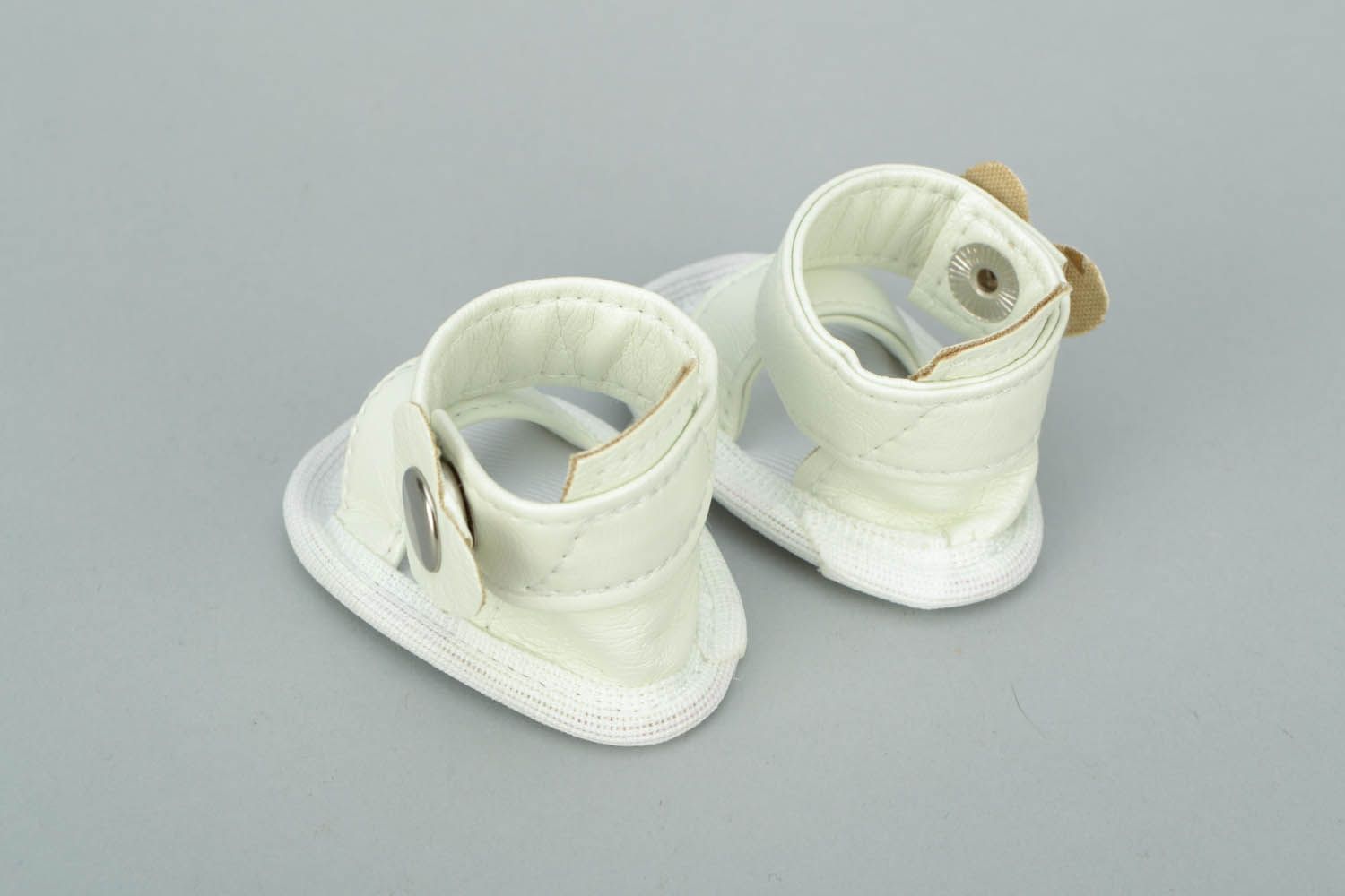 Sandálias brancas para bonecas sapatos de boneca artesanais foto 5