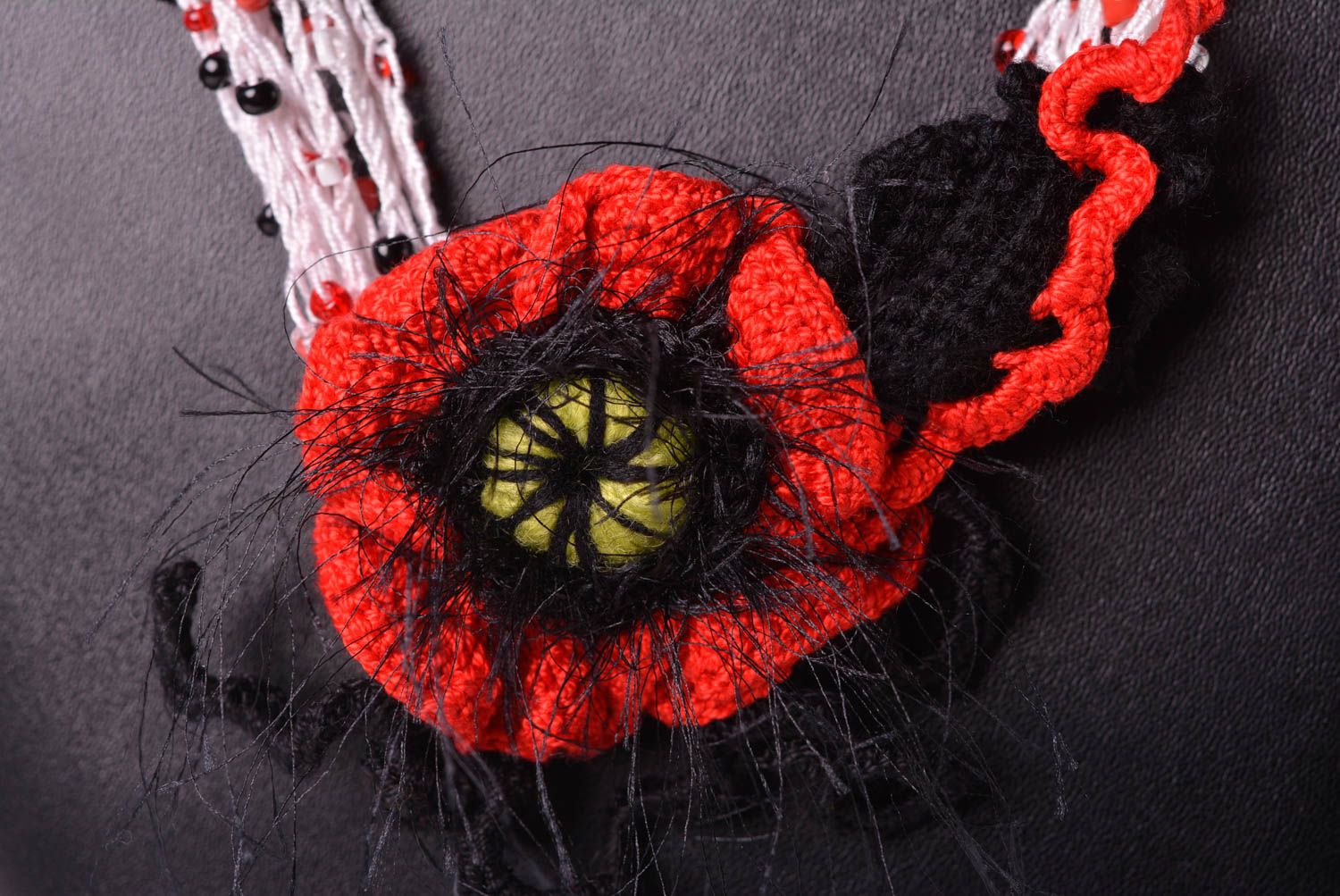 Колье ручной работы украшение из бусин колье из ниток вязаное с цветком мака фото 4