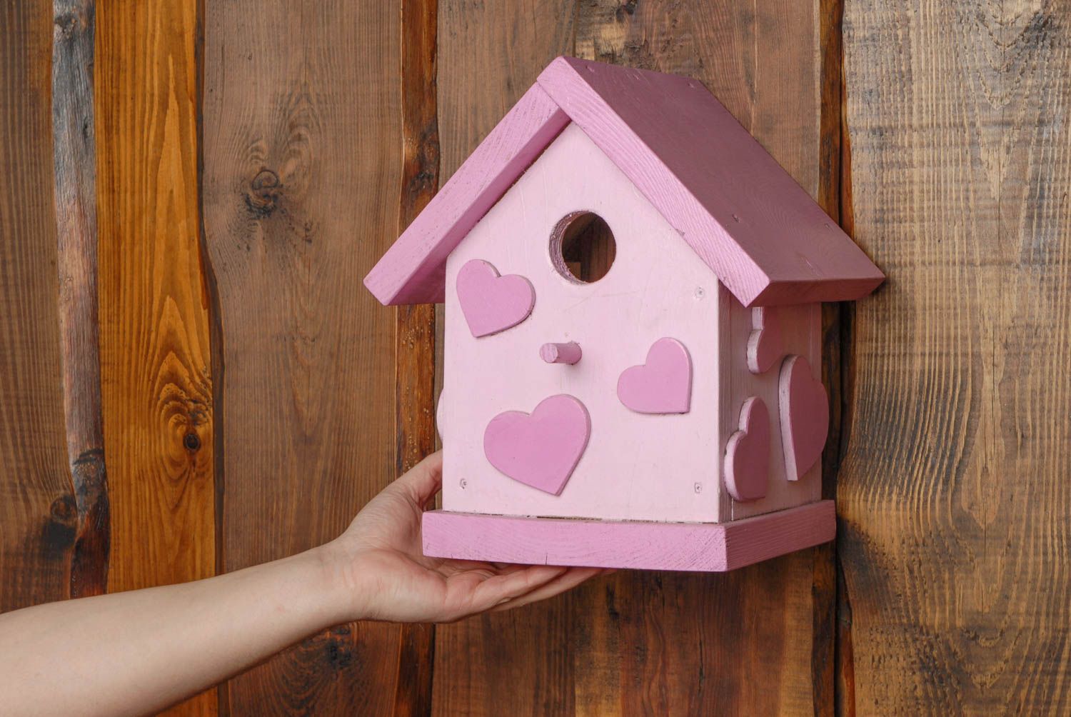 Nichoir pour oiseaux rose en bois peint fait main original avec coeurs photo 2