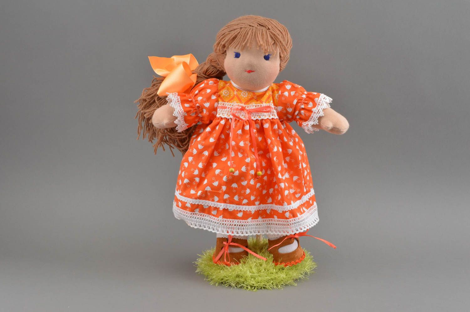 Petite poupée en tricot en robe rouge faite main originale pour enfant Betty photo 3