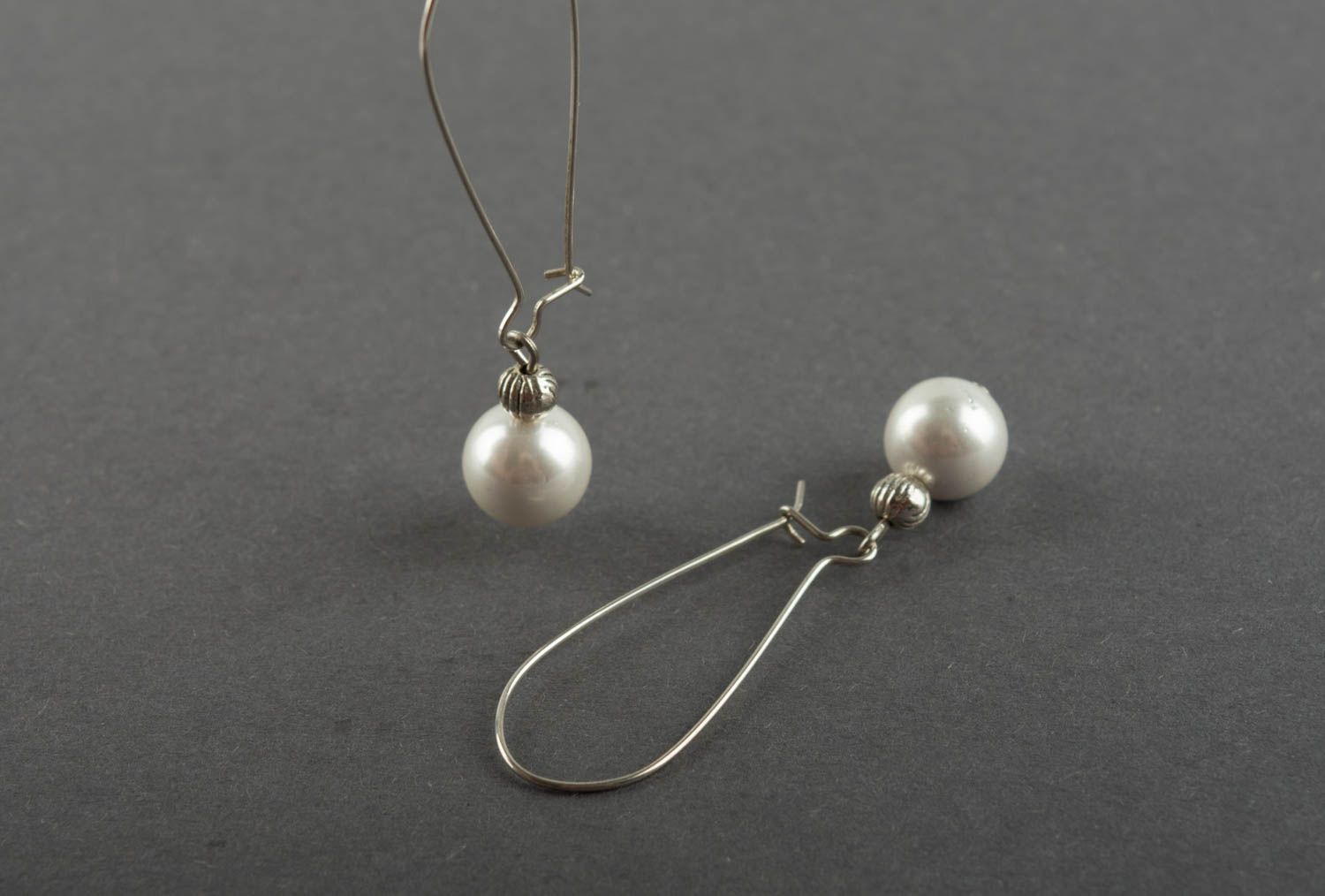 Pendientes largos de perlas artificiales elegantes hermosos hechos a mano foto 5