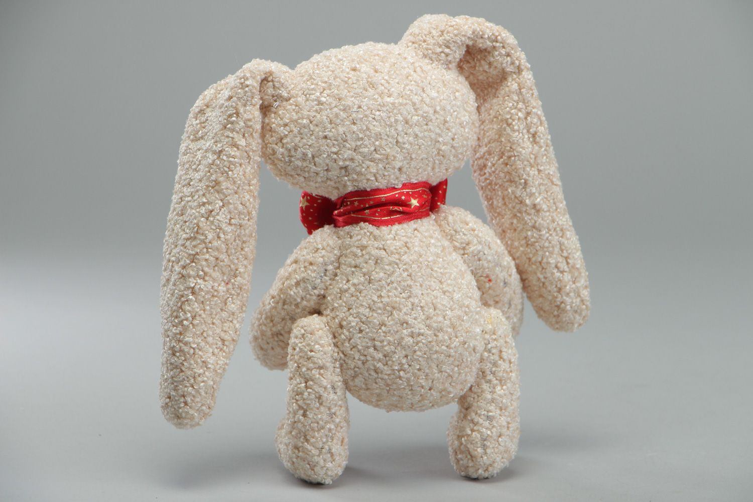 Kuscheliges handgemachtes Spielzeug Hase mit langen Ohren aus Plüsch für Kinder foto 3