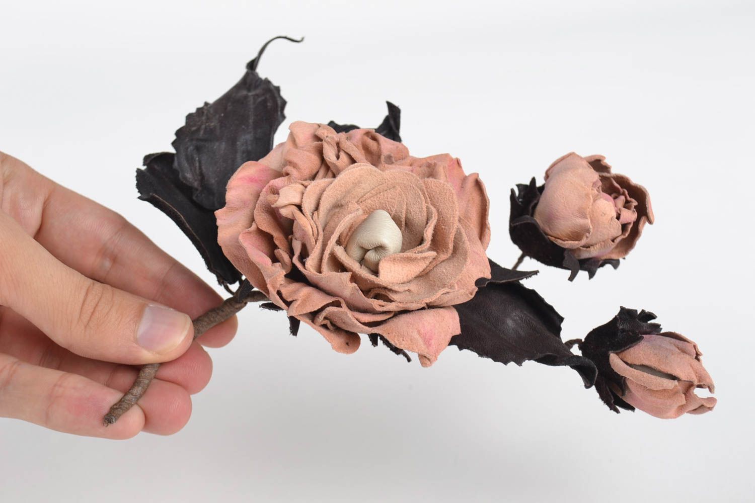 Broche en cuir fait main Broche fantaisie Accessoire femme fleur rose belle photo 5