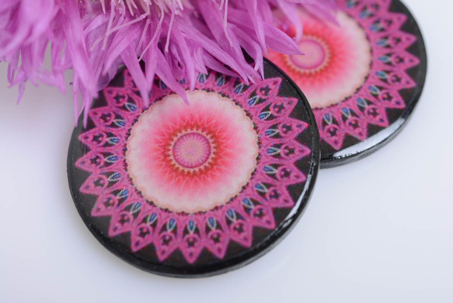 Яркие серьги из полимерной глины handmade на крючках черные с розовым для девушки фото 2