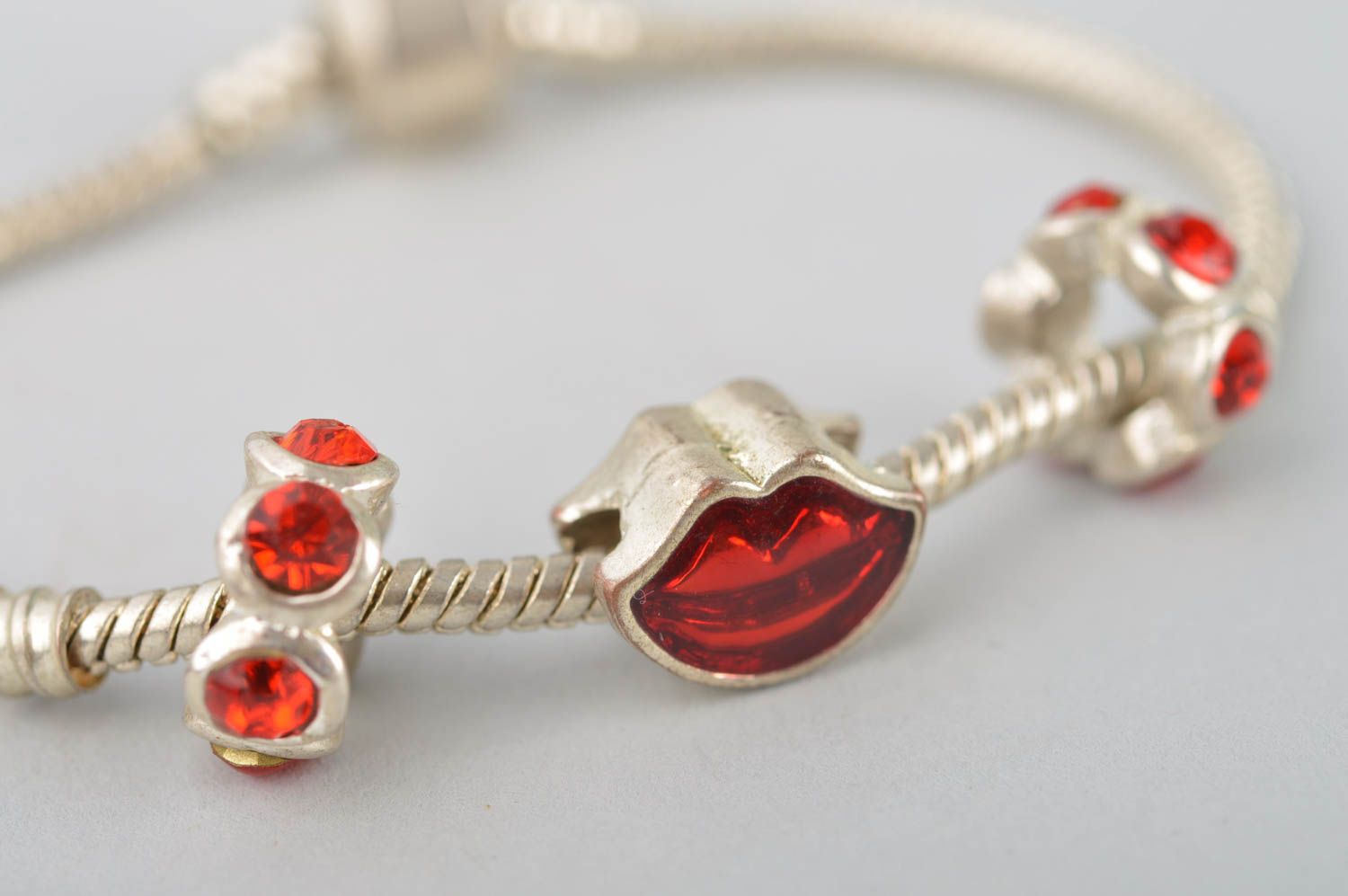 Bracelet métal design mode Bijoux fait main Idée cadeau femme rouge lèvres photo 3