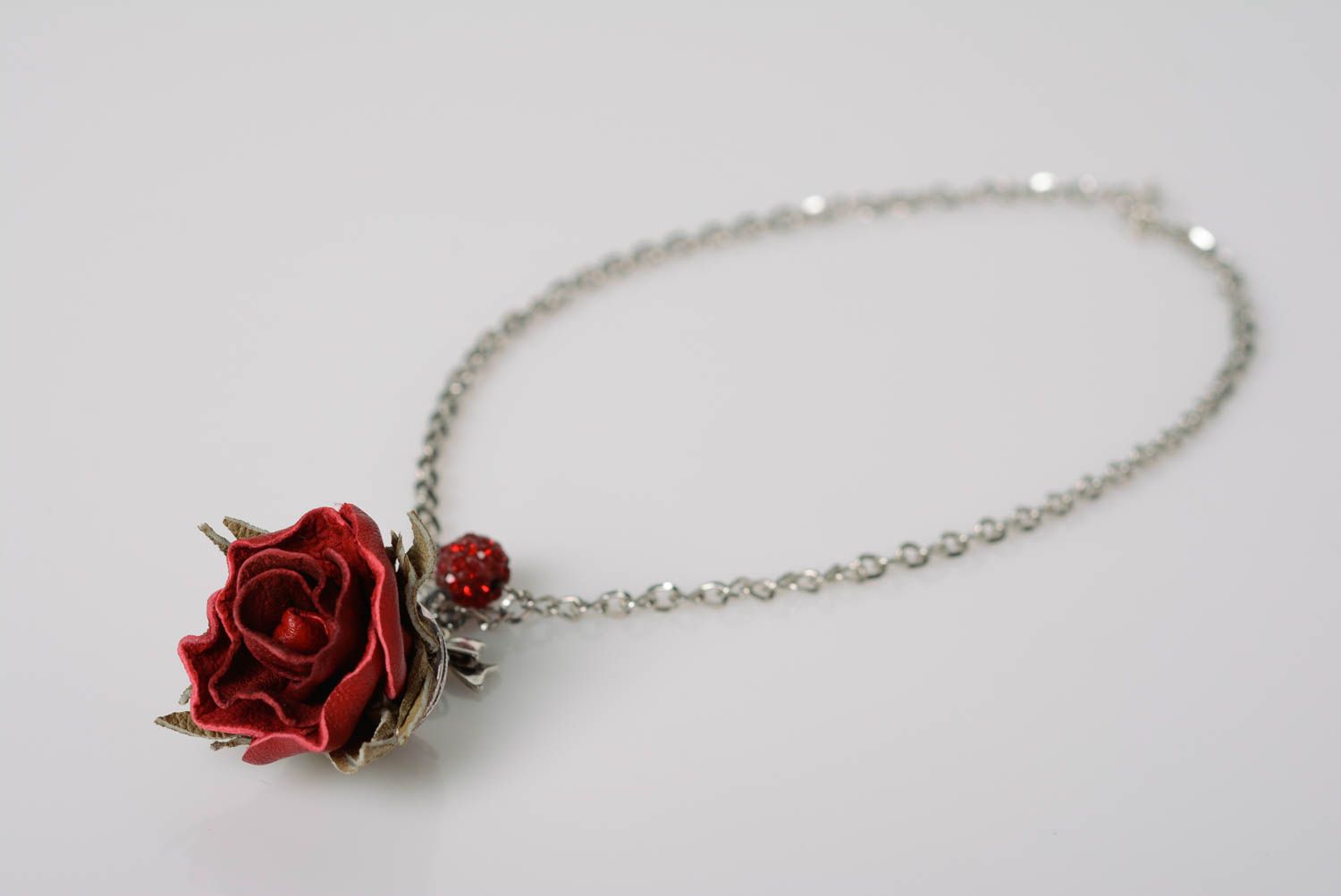 Кожаная подвеска на шею в виде красной розы на металлической цепочке хэнд мэйд фото 1