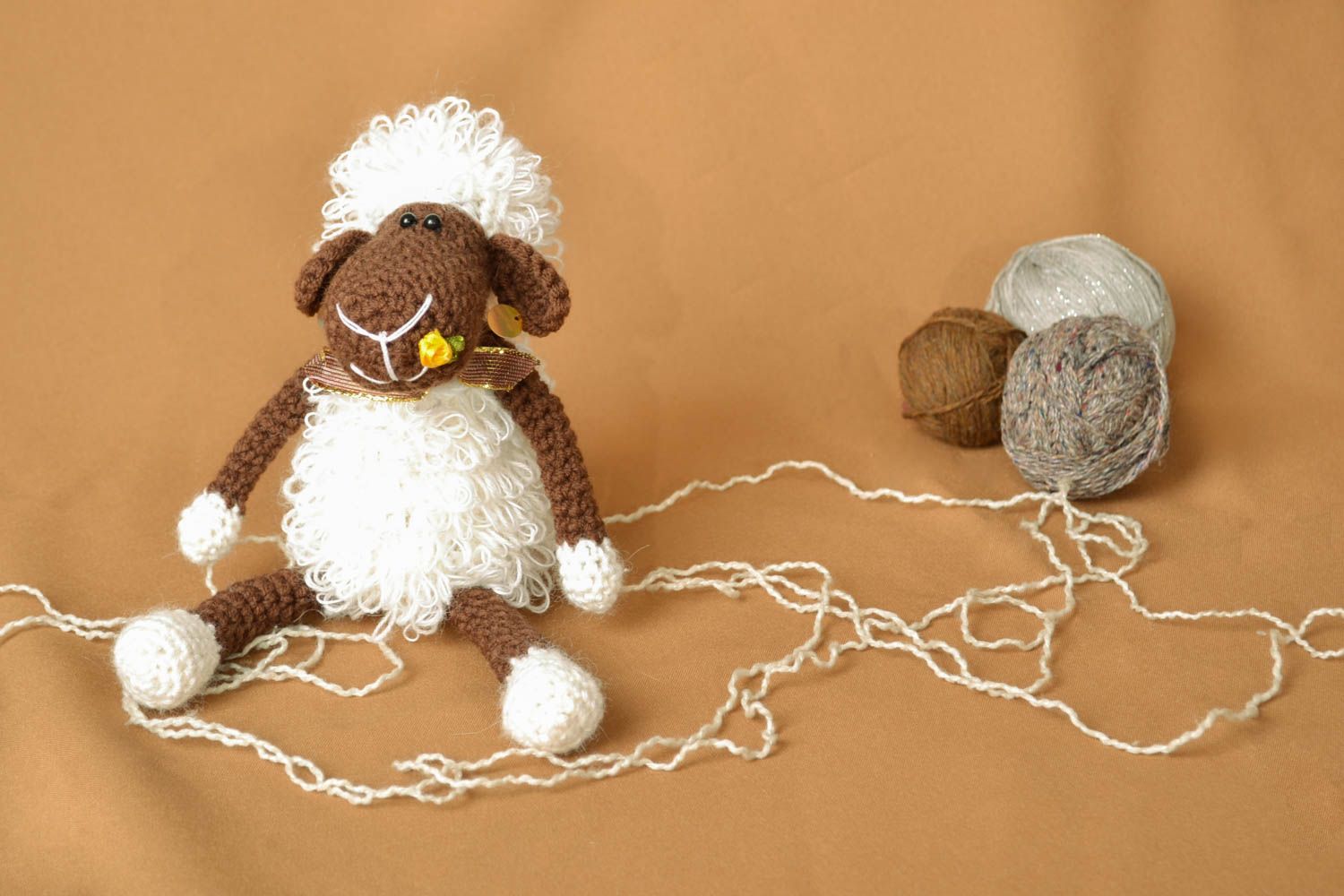 Giocattolo a maglia fatto a mano pupazzo morbido a forma di pecorella
 foto 1