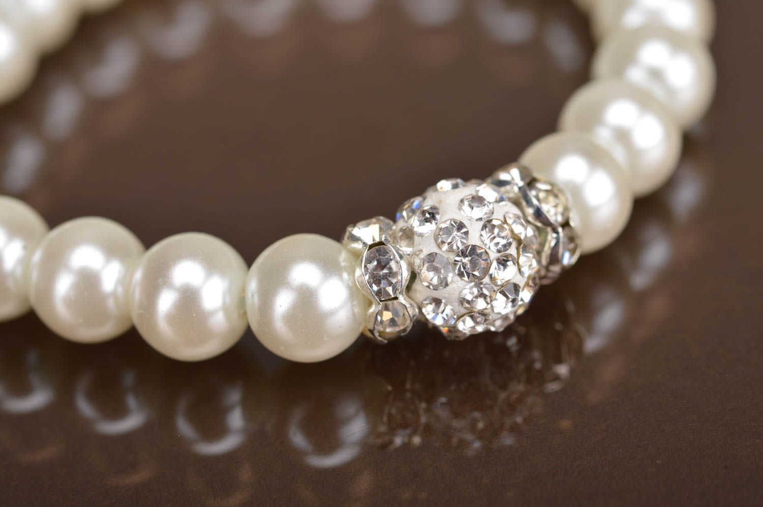 Bracelet en perles d'imitation et strass fait main original sur élastique photo 3