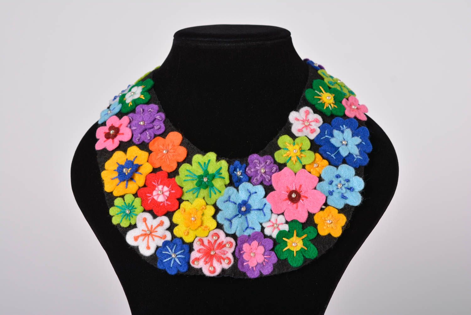 Collier textile fait main Bijou textile en feutre multicolore Accessoire femme photo 3