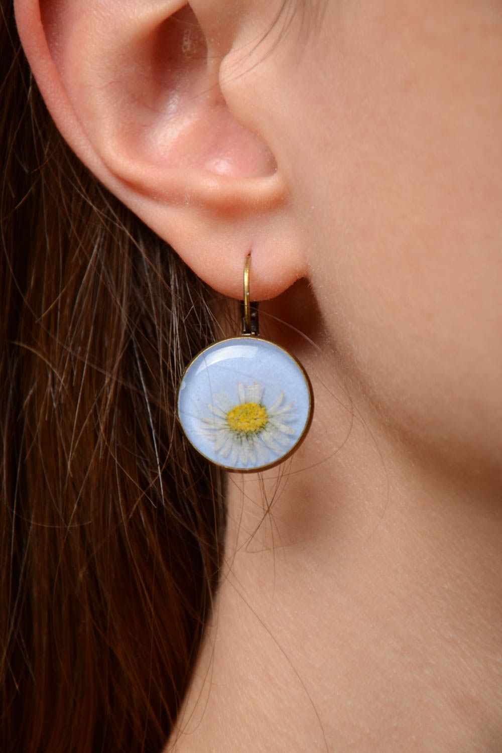 Nice white handmade earrings with real flowers and epoxy coating Camomiles photo 2