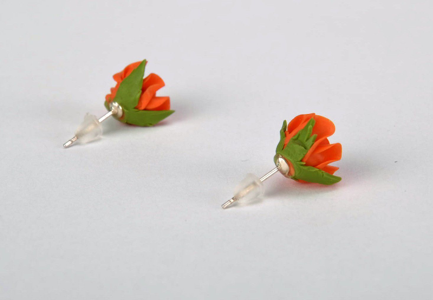 Pendientes-clavos de arcilla polimérica “Rosa naranjada” foto 3