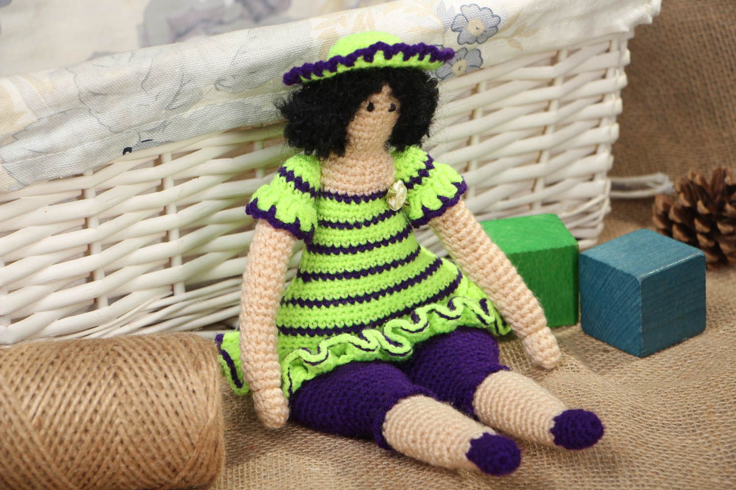 Gehäkelte Puppe aus Wolle Dame im Hut foto 5