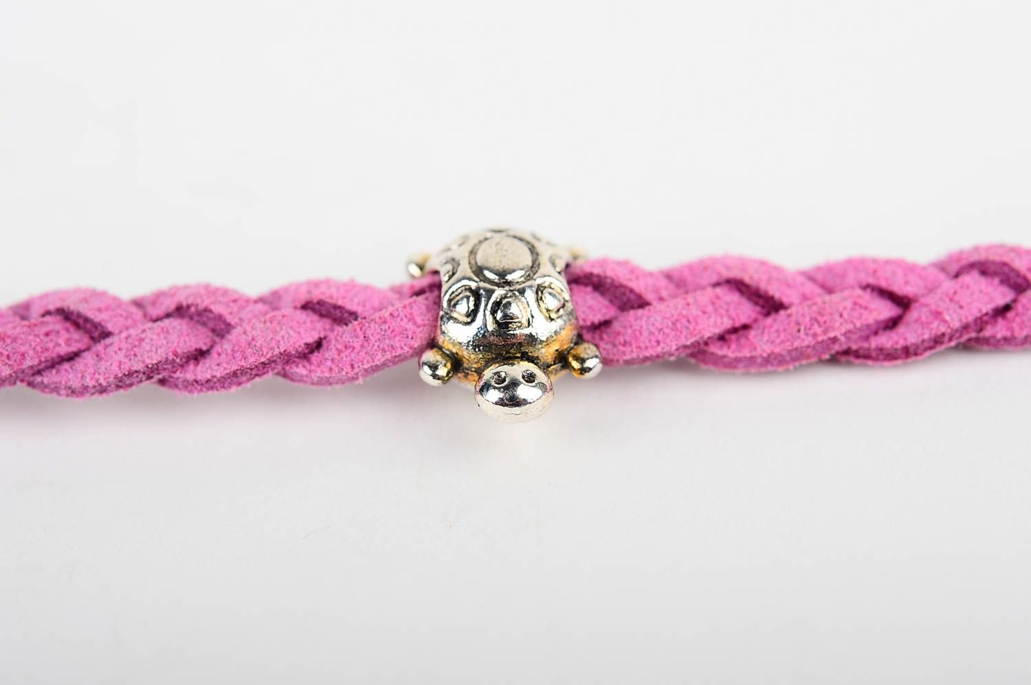 Замшевый браслет хэнд мэйд браслет на руку розовый плетеный украшение из кожи фото 4
