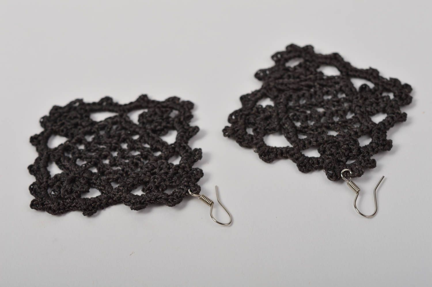 Pendientes a crochet negros hechos a mano bisutería tejida  accesorio de moda foto 5