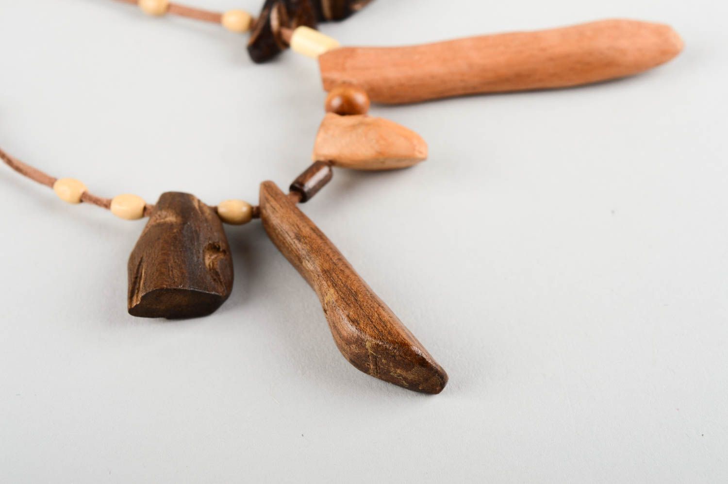 Кулон ручной работы украшение на шею авторский аксессуар из дерева ореха и бука фото 3