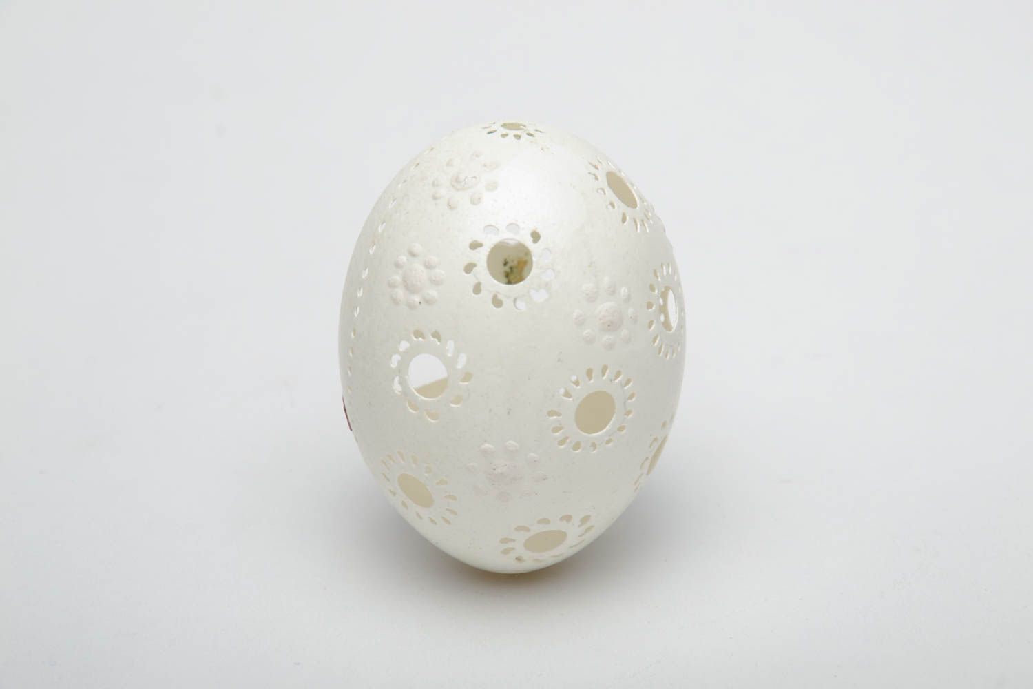 Декоративное яйцо резное куриное белое Кошка и мышка фото 4