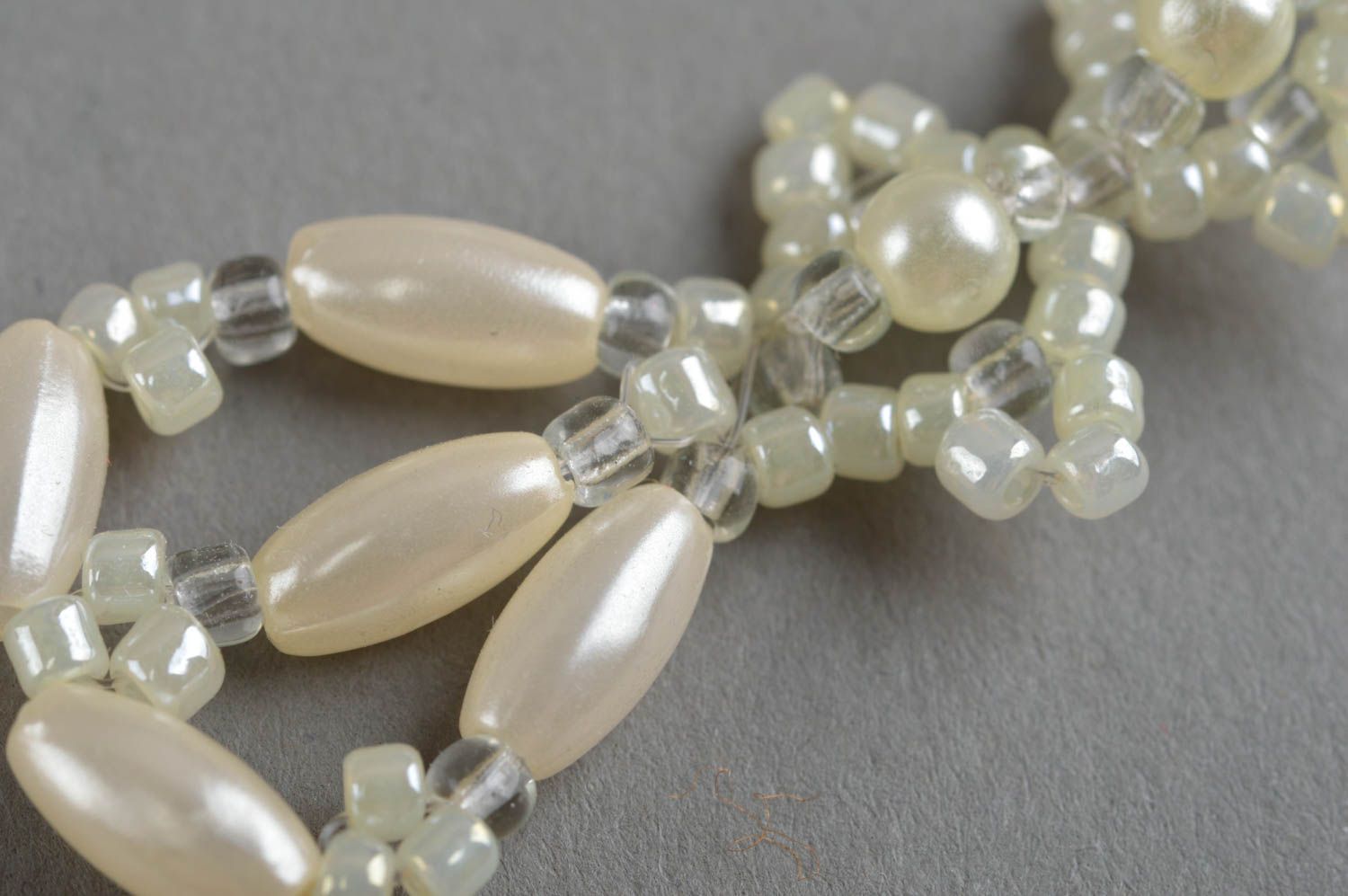 Boucles d'oreilles en perles fantaisie faites main pendantes blanches élégantes photo 5