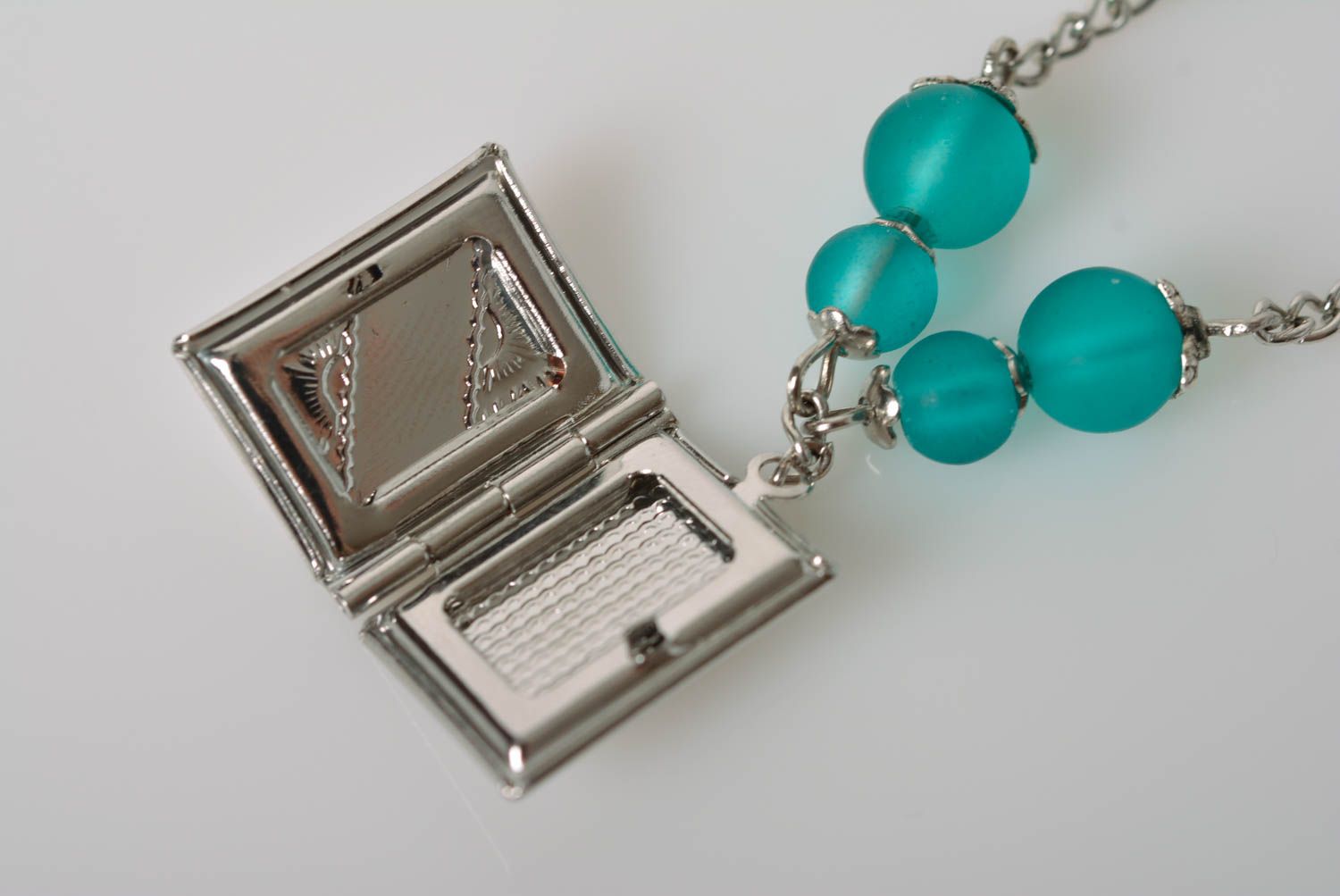 Médaillon en métal rectangulaire fait main sur chaînette avec perles de verre photo 2