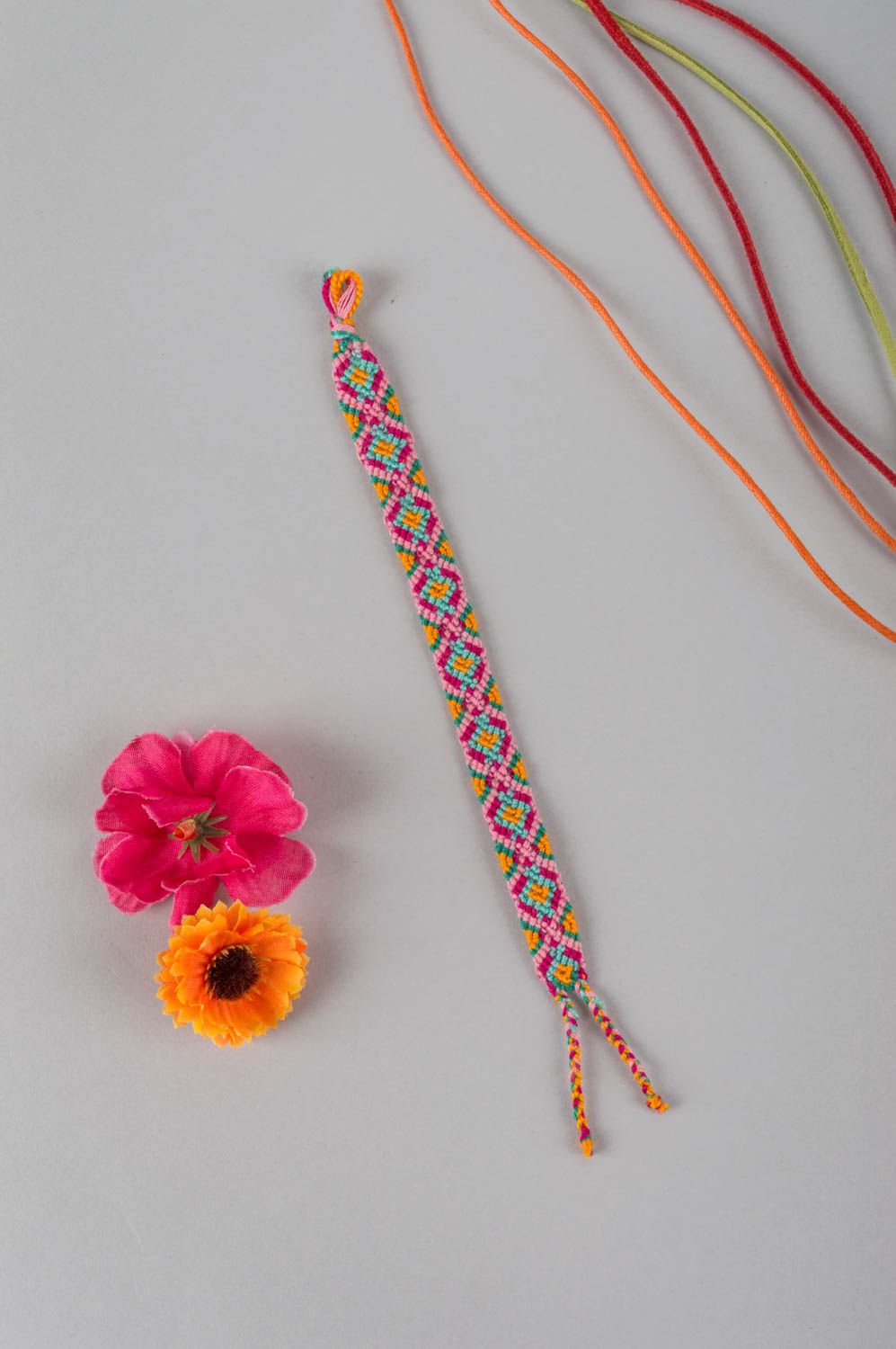 Красочный нитяной браслет ручной работы авторского дизайна плетеный красивый фото 1