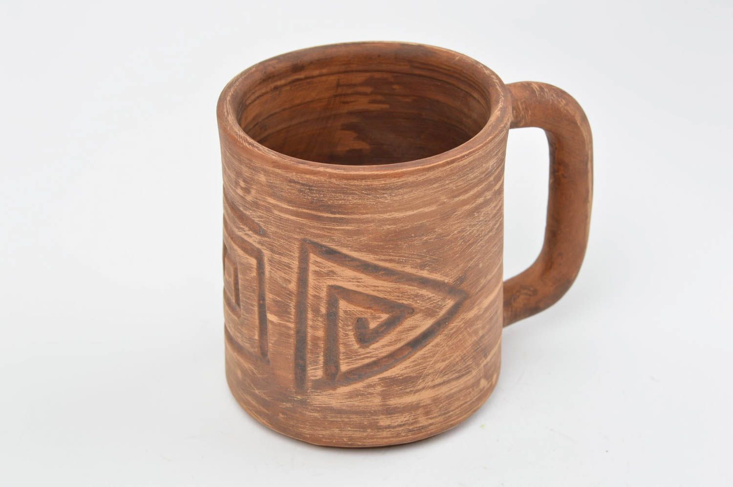 Красивая керамическая чашка ручной работы из красной глины с орнаментом фото 3