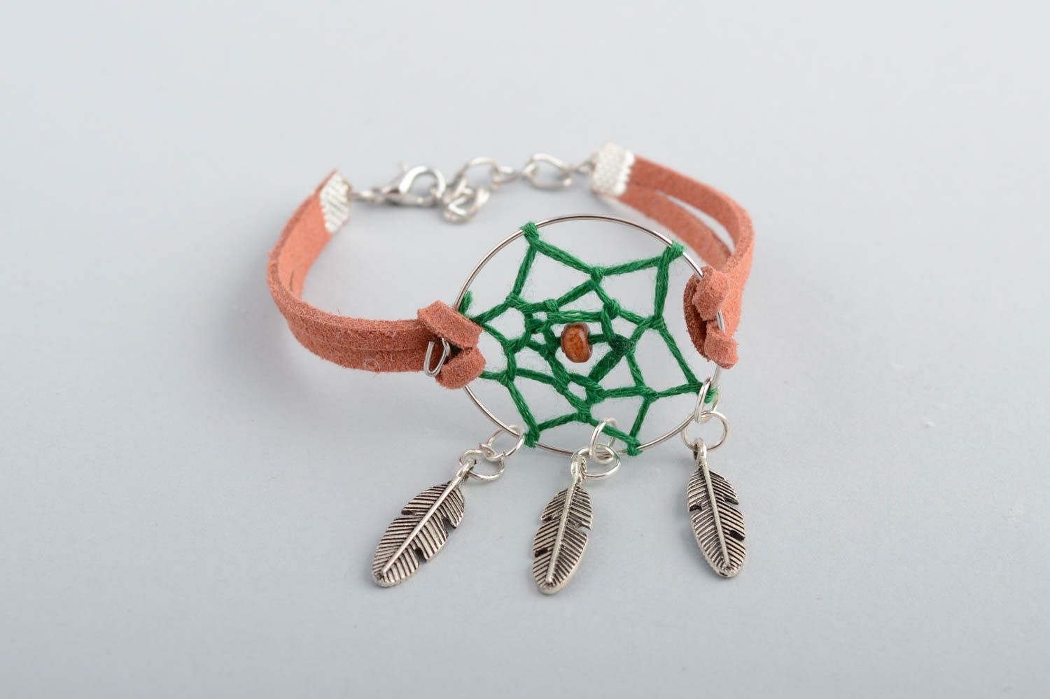 Handmade Traumfänger Armband in Grün mit Anhängern in Form von Federn originell foto 3