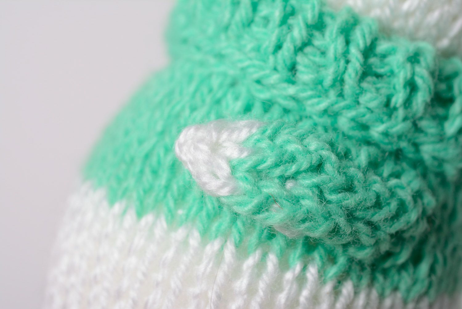 Мягкая игрушка заяц белый в зеленом свитере вязаный на спицах ручная работа фото 5