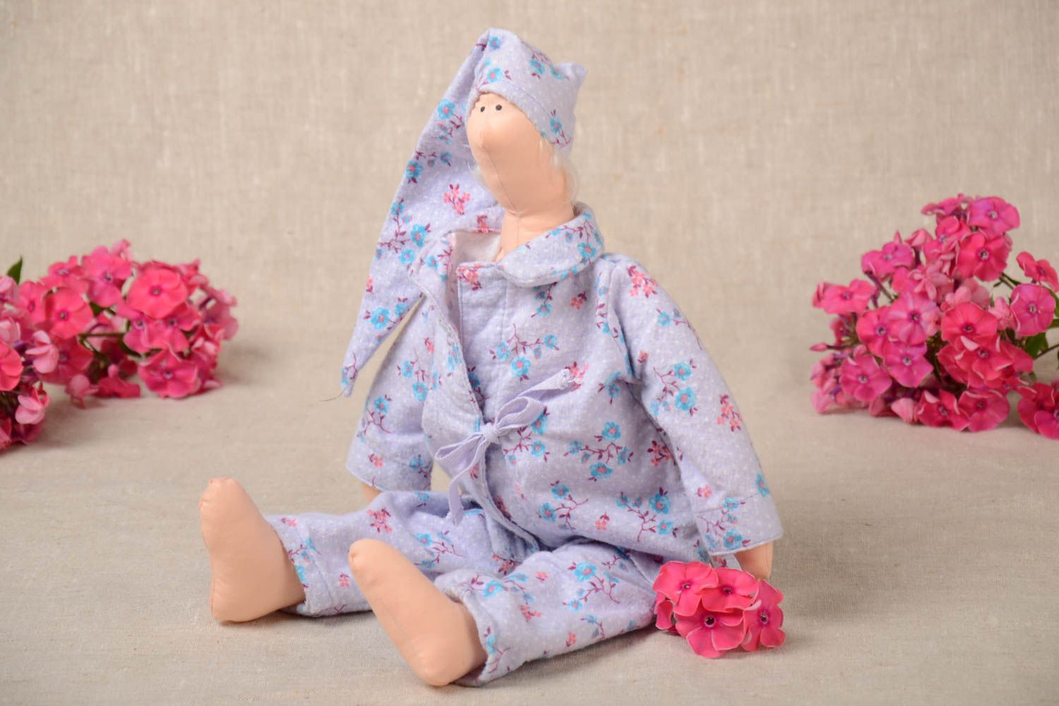 Авторская мягкая интерьерная кукла из натуральных материалов для декора дома фото 1