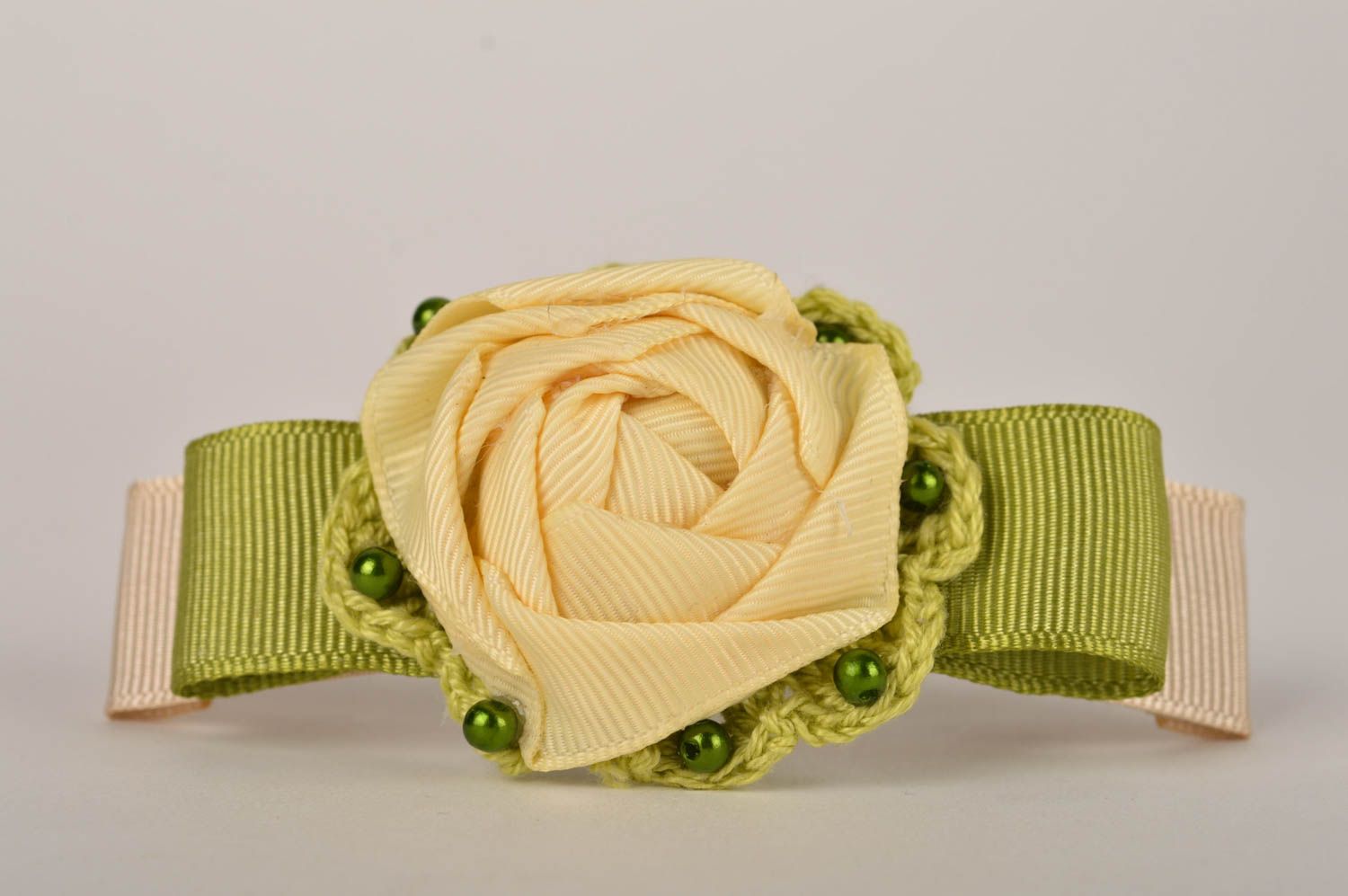 Заколка с цветком украшение ручной работы аксессуар для волос бежевый с зеленым фото 2