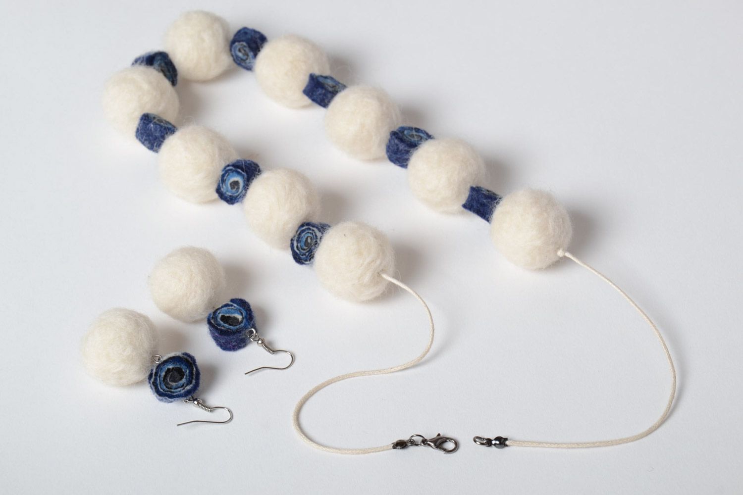 Parure de bijoux en laine feutrée faits main collier et boucles d'oreilles photo 4