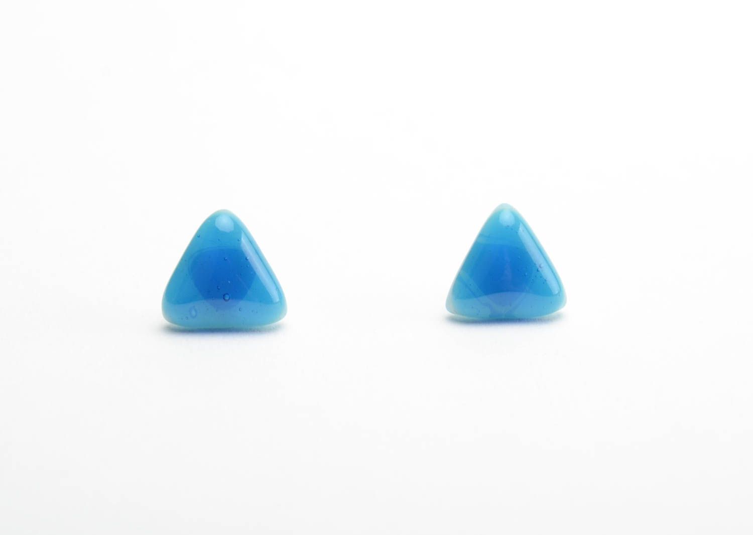 Handmade kleine dreieckige Ohrstecker aus Glas in Blau in Fusing Technik foto 5