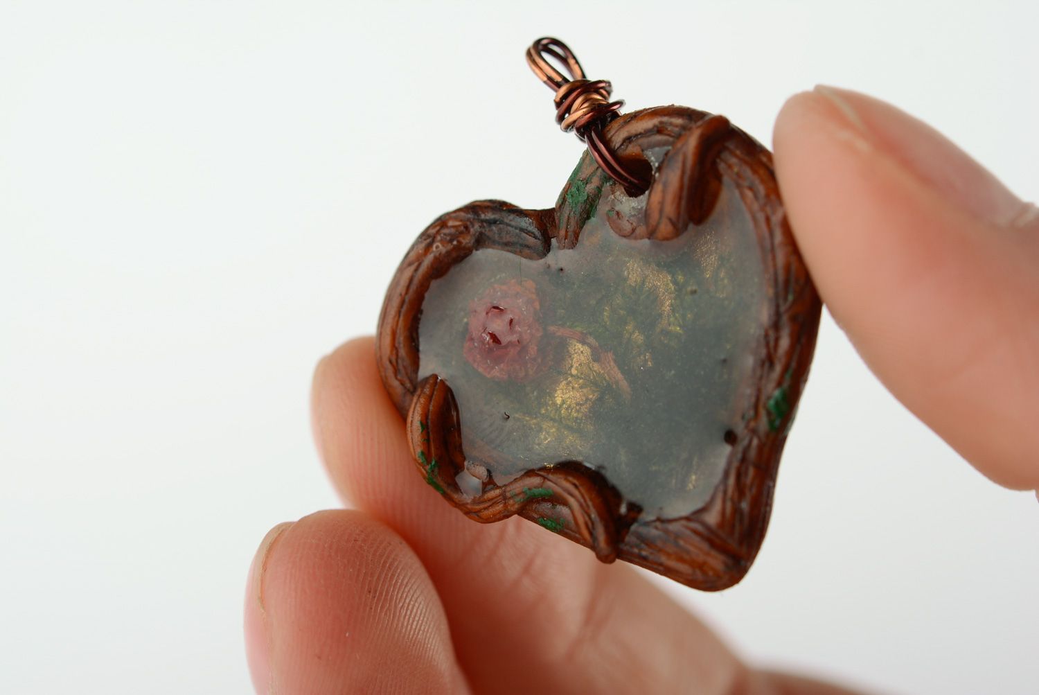 Colgante artesanal corazón en resina epoxi con musgo y guindas foto 2