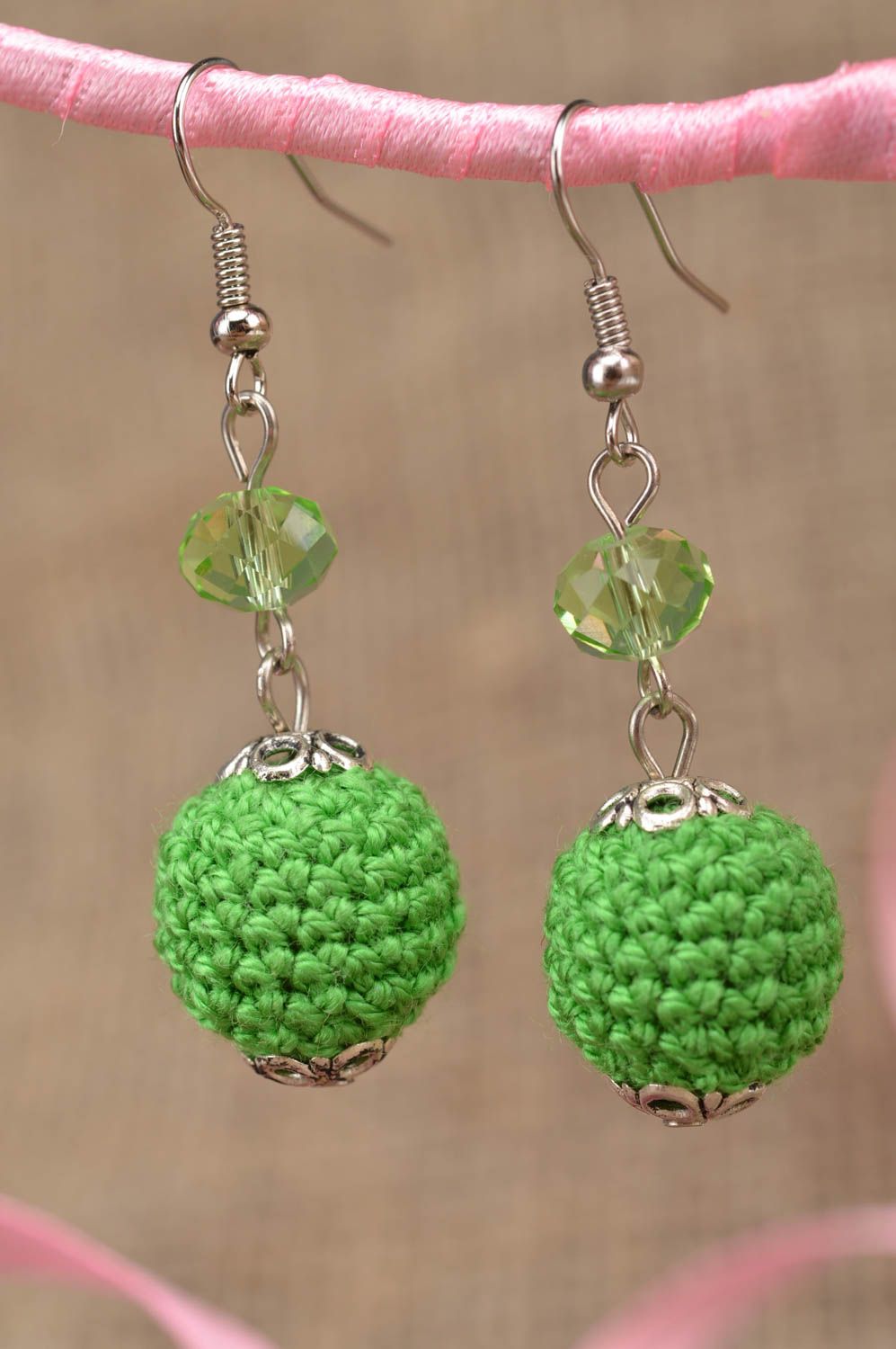Longues boucles d'oreilles en tricot vertes faites main avec perles à facettes  photo 1